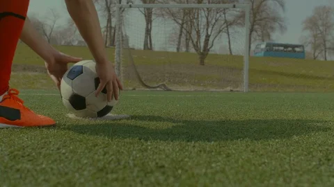 Soccer player executing penalty kick during training Video stock 88734348