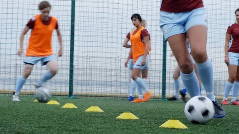 Soccer player practicing dribbling on field Vidéo 117137029