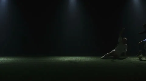 A soccer player tries to make a slide tackle and misses Vidéo 34007591