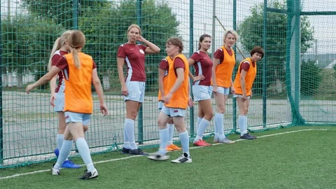 Soccer players exercising before match Vidéo 117136267