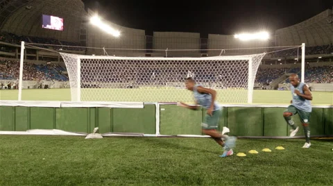 Soccer warm up behind the goal posts Vídeos de archivo 48169568