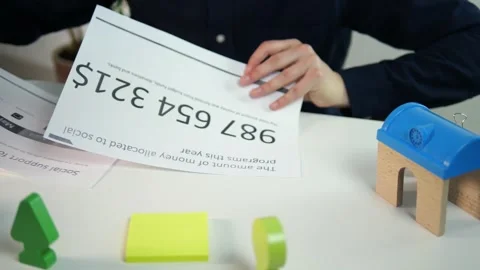 Social analyses or reports on the effectiveness of bills. 스톡 동영상 312231932