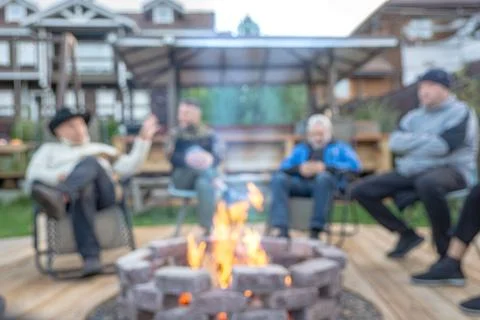 Social bonding through fire-based gatherings Foto stock