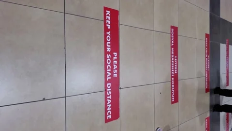 Social distance warning and queue to check in airport Video stock 157377622