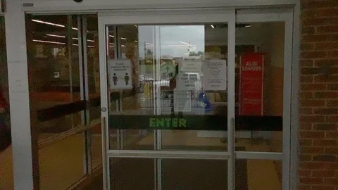 Social distancing aldi doors Video stock 127323126