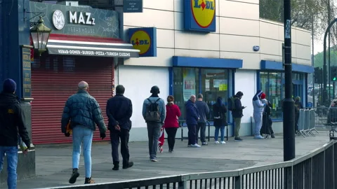 Social distancing Stock-Footage 130285112