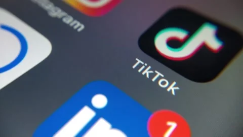 Social network app on the iphone display screen. Vidéo 245473476