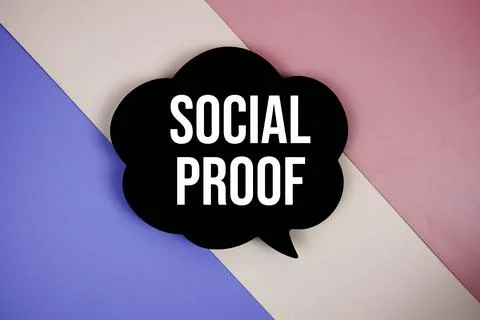 Social Proof text on speech bubble top view on purple geometric background Stock Photos