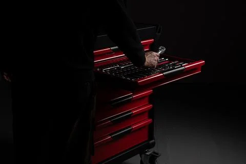 Socket set in tool chest drawer with mechanic hand picking up ratchet Foto stock