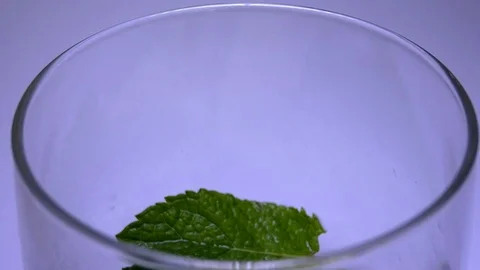 Soda Pop Derives From Bottle Down In Glass Vidéo 78533488