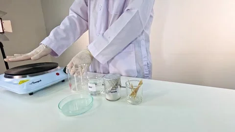 Sodium Acetate Crystallization Science Experiment in Lab 스톡 동영상 305616120