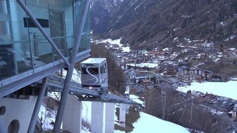 Soelden, Austria - March 30, 2018: Funicular in a popular ski resort Soelden in Video stock 90357918