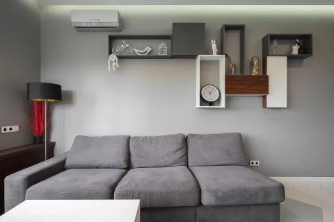 Sofa in the modern interior flat room studio Foto stock