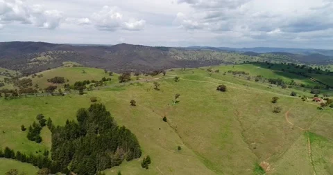 Sofala valley with green pastures of agriculture farms on hill ranges in 4k. Stock Footage 141089336