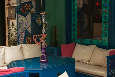 Sofas and Shisha at a cafe table, outdoors Foto stock