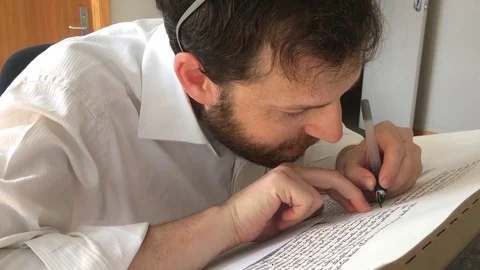 Sofer writes a sefer Torah in Hebrew Stockbeeldmateriaal 69873156