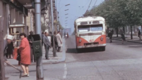 Sofia - 1967: Red public transport bus at the bus stop – People wait at the stop 스톡 동영상 168976288