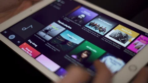 Sofia, Bulgaria-23 03 2020: Silhouette of hand scrolling through Spotify app Vídeo Stock 127024025