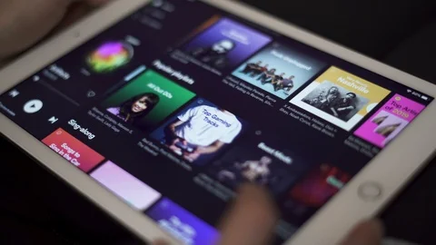 Sofia, Bulgaria-23 03 2020: Close Up Scrolling through Playlists on Spotify Vidéo 127184122