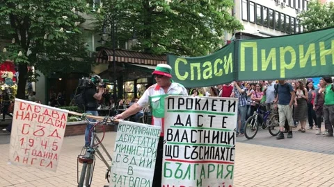 SOFIA, BULGARIA - APRIL 26, 2018: Environmentalists protest Save Pirin. Stockbeeldmateriaal 152642892