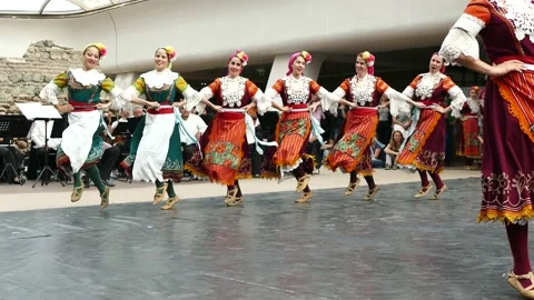 SOFIA, BULGARIA - MAY 7, 2018: People dance bulgarian horo in Sofia, Bulgaria. Stockbeeldmateriaal 152633598