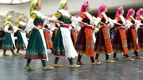 SOFIA, BULGARIA - MAY 7, 2018: People dance bulgarian horo in Sofia, Bulgaria. Stockbeeldmateriaal 152633730