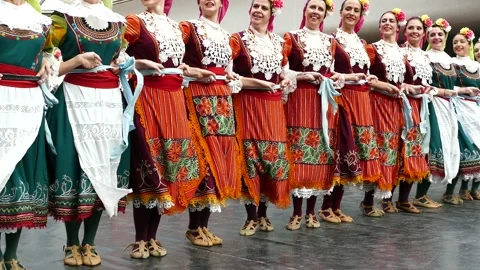 SOFIA, BULGARIA - MAY 7, 2018: People dance bulgarian horo in Sofia, Bulgaria. Stockbeeldmateriaal 152633917
