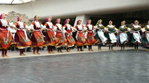 SOFIA, BULGARIA - MAY 7, 2018: People dance bulgarian horo in Sofia, Bulgaria. Stockbeeldmateriaal 152634205