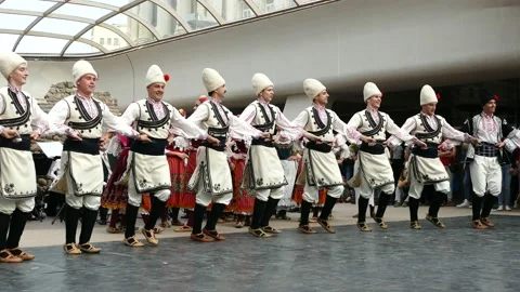 SOFIA, BULGARIA - MAY 7, 2018: People dance bulgarian horo in Sofia, Bulgaria. Stockbeeldmateriaal 152635365