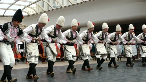 SOFIA, BULGARIA - MAY 7, 2018: People dance bulgarian horo in Sofia, Bulgaria. Stockbeeldmateriaal 152635402