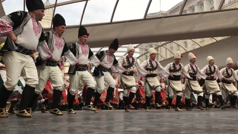 SOFIA, BULGARIA - MAY 7, 2018: People dance bulgarian horo in Sofia, Bulgaria. Stockbeeldmateriaal 152643163