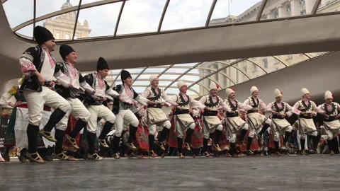 SOFIA, BULGARIA - MAY 7, 2018: People dance bulgarian horo in Sofia, Bulgaria. Stockbeeldmateriaal 152643170