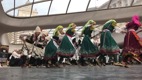SOFIA, BULGARIA - MAY 7, 2018: People dance bulgarian horo in Sofia, Bulgaria. Stockbeeldmateriaal 152643321