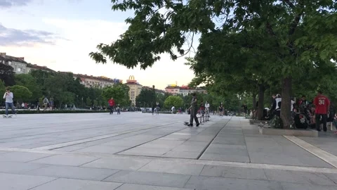 SOFIA, BULGARIA - MAY 9, 2018: Young people practicing extreme sports.Time lapse Stockbeeldmateriaal 152643410