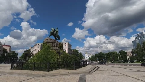 Sofia square and Bohdan Khmelnytsky Monument in Kiev, Ukraine. Time lapse. Video stock 132131493