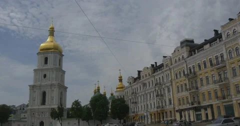 Sofia Square, Kiev, Bell Tower of Sophia Cathedral, Old Multi-Storeyed House to Vídeos de archivo 52900606