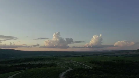 Soft and blurred clouds with evening light on sky. Dramatic Sunset. Large Vidéo 155322426