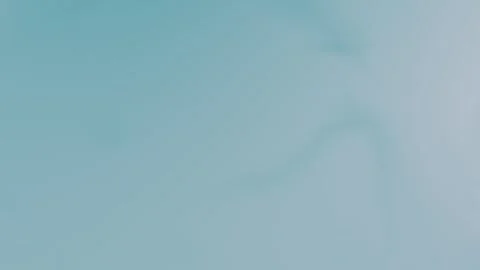 Soft blue gradient background with subtle clouds. Seamless loop background. 4K. Vídeo Stock 309956872