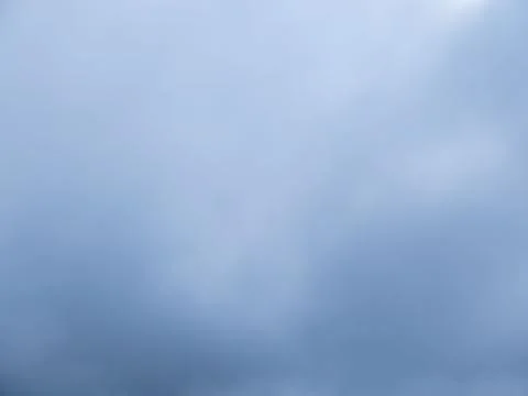 Soft blue-gray cloudscape with diffused daylight and generous copy space Fotos Stock