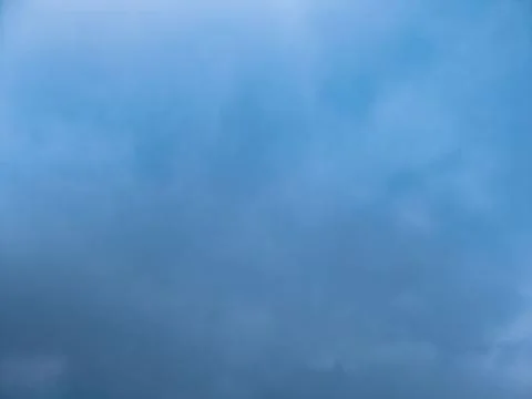 Soft blue-gray cloudscape with diffused daylight and generous copy space Fotos Stock