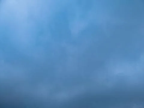 Soft blue-gray cloudscape with diffused daylight and generous copy space Fotos Stock