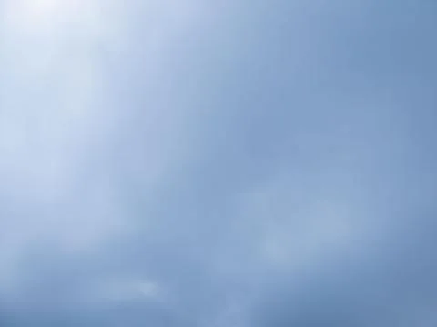 Soft blue-gray cloudscape with diffused daylight and generous copy space Fotos Stock