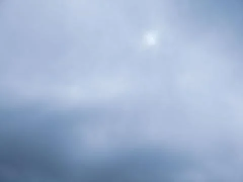 Soft blue-gray cloudscape with diffused daylight and generous copy space Fotos Stock