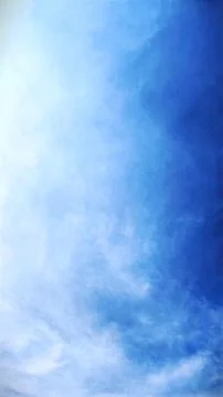 Soft Blue Sky Gradient with Subtle White Cloud Textures Foto stock