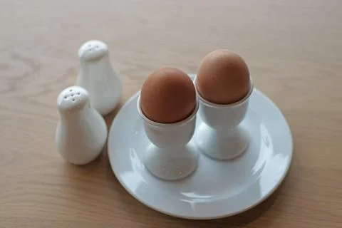 Soft boiled egg in eggcup Foto stock