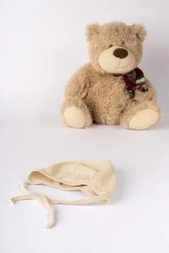 Soft brown teddy bear sitting patiently while waiting for a small baby to p.. Stock-Fotos
