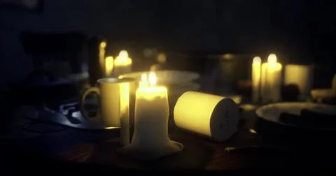 Soft candlelight illuminates a table setting in a cozy and intimate space Illustrazione stock