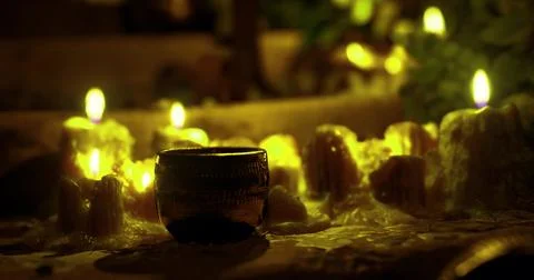 Soft candlelight illuminates a tranquil setting with natural elements 库存插图