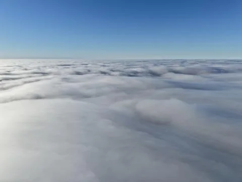 Soft Cloud Pattern Under Bright Blue Sky Establishes Calm And Peaceful Stockfoto's