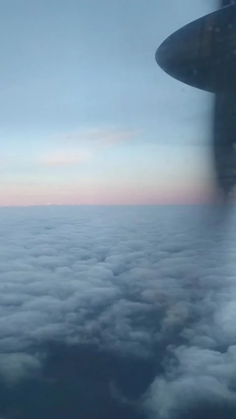 A soft cloud through the airplane window 스톡 동영상 229804654
